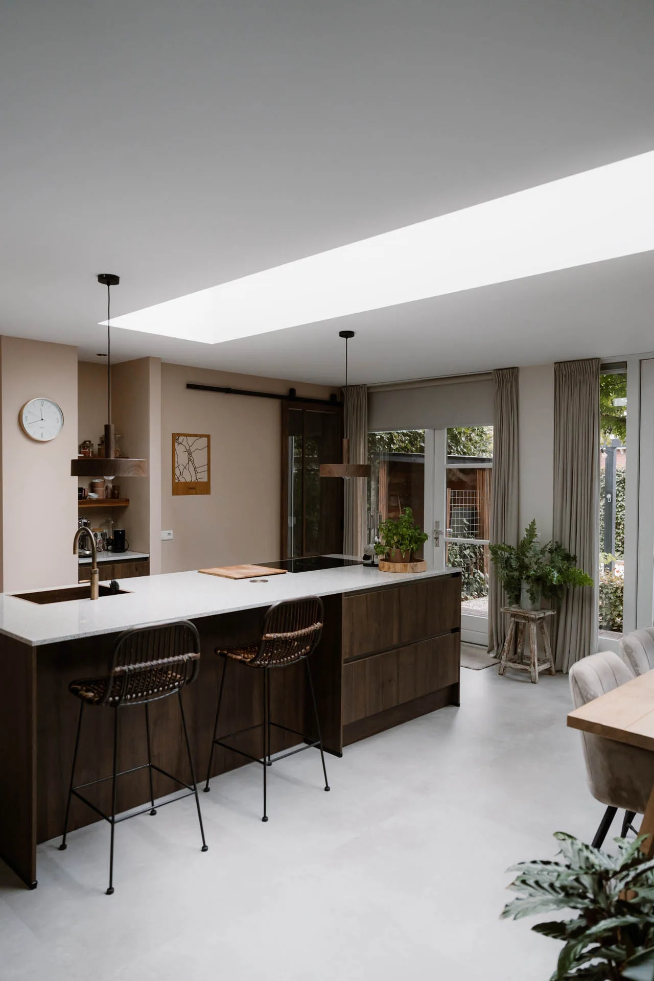 Moderne aanbouw met ruime leefkeuken, houten kookeiland en groot daklicht in Capelle aan den IJssel
