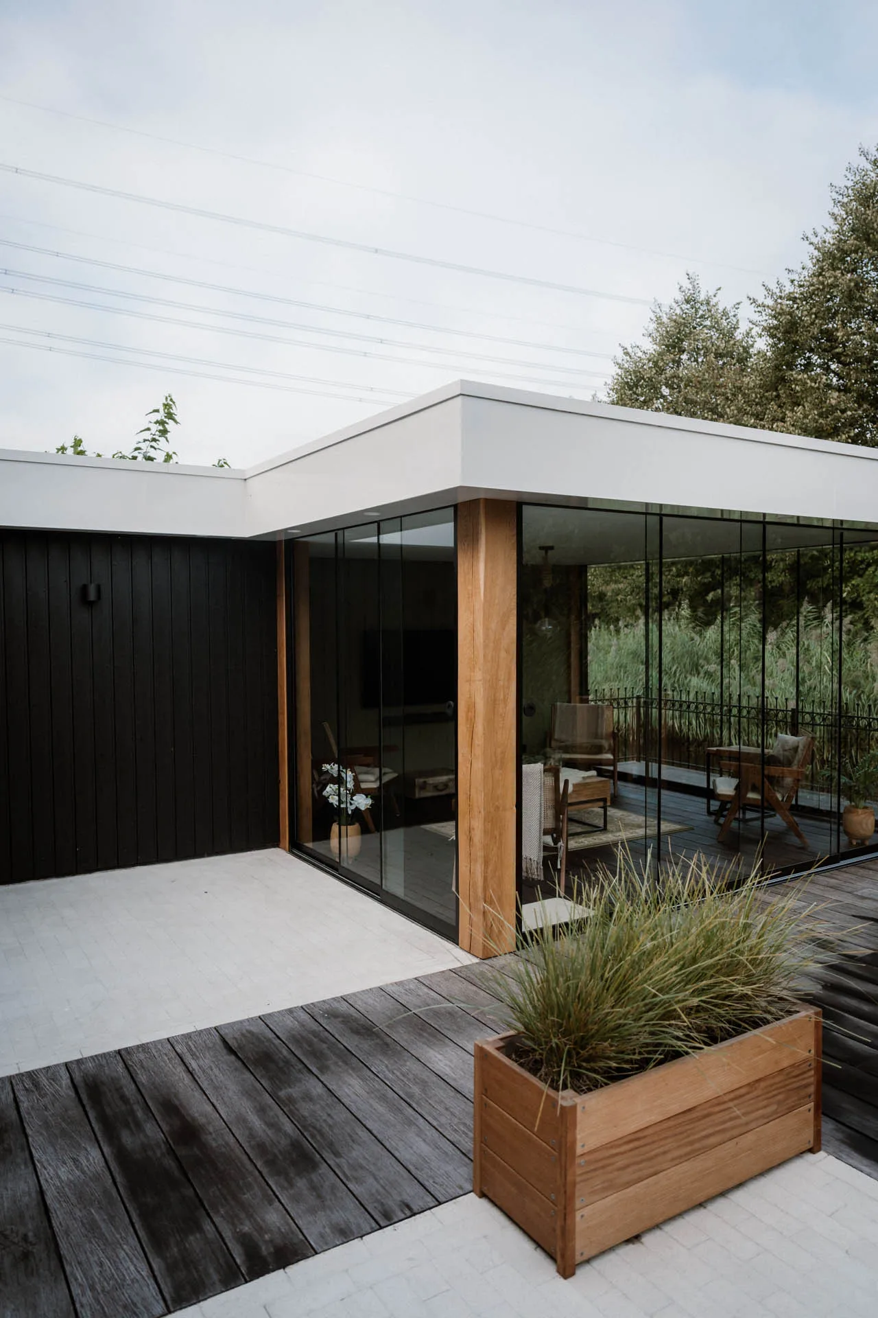 Moderne tuinkamer op maat met glas, hout en terras