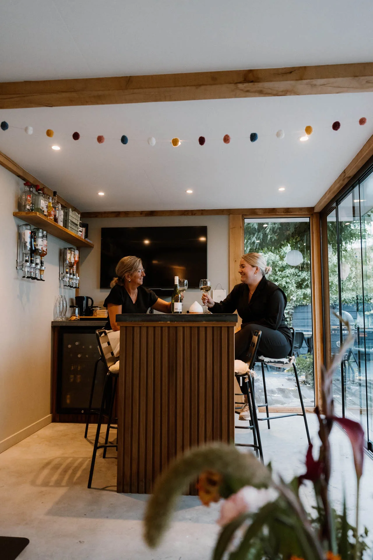Tuinkamer met bar en ruimte om samen te tafelen