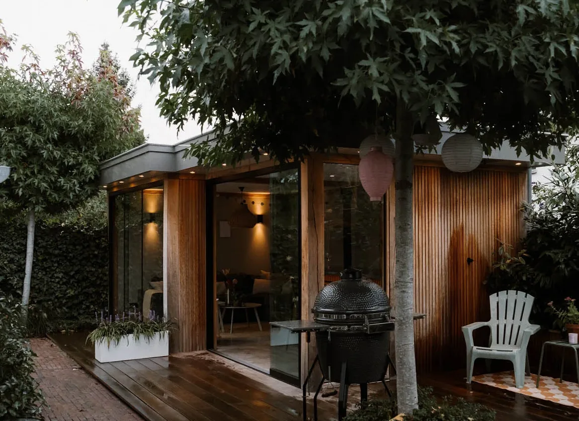 Luxe tuinhuis met glazen schuifpuien, houten gevelbekleding en terras in Hardinxveld-Giessendam