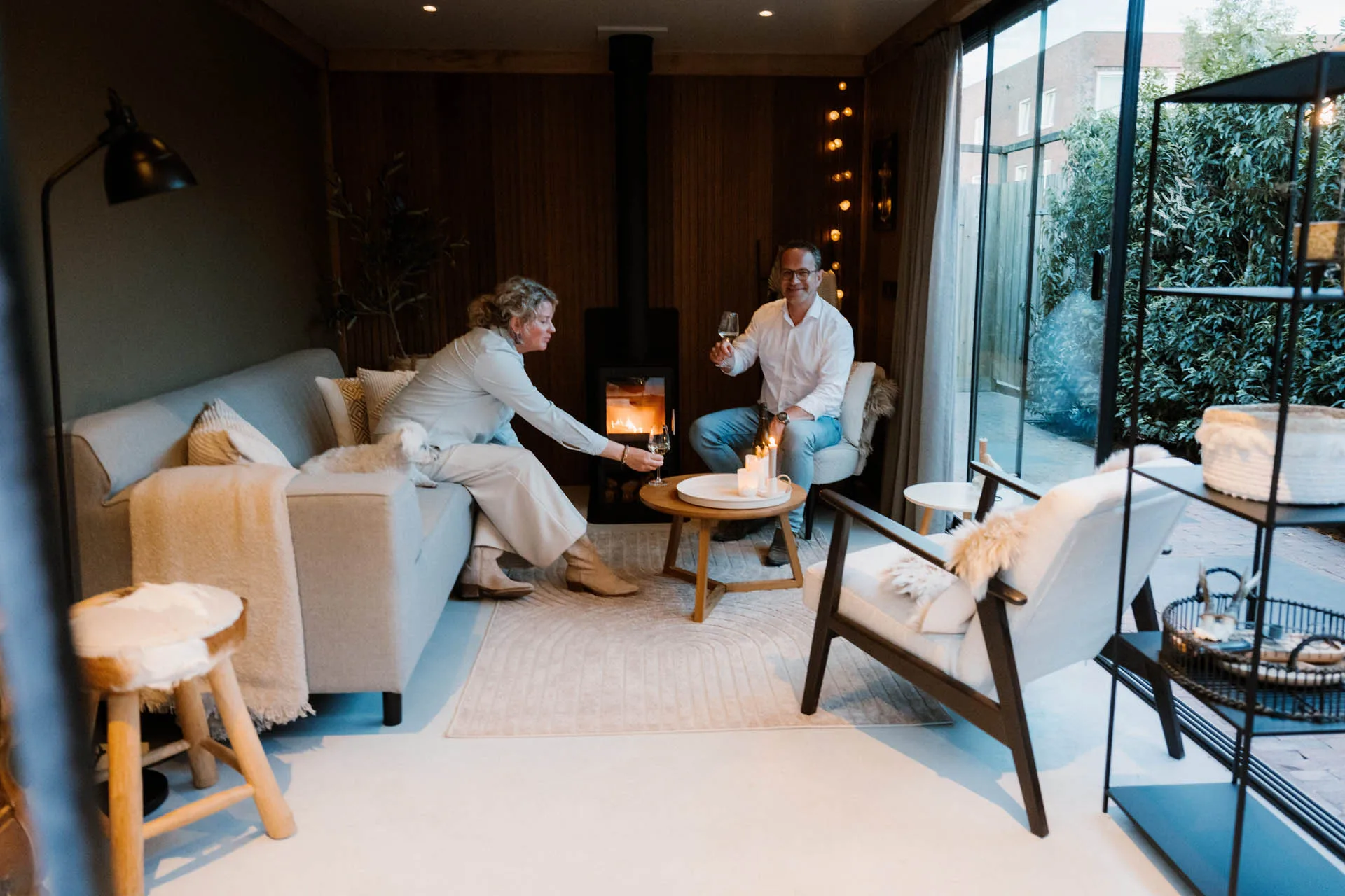 Professioneel branding-ontwerp met grafische merkidentiteit op meerdere materialen zoals visitekaartjes, logo-variaties en kleurenpalet, getoond als onderdeel van een merkpresentatie.