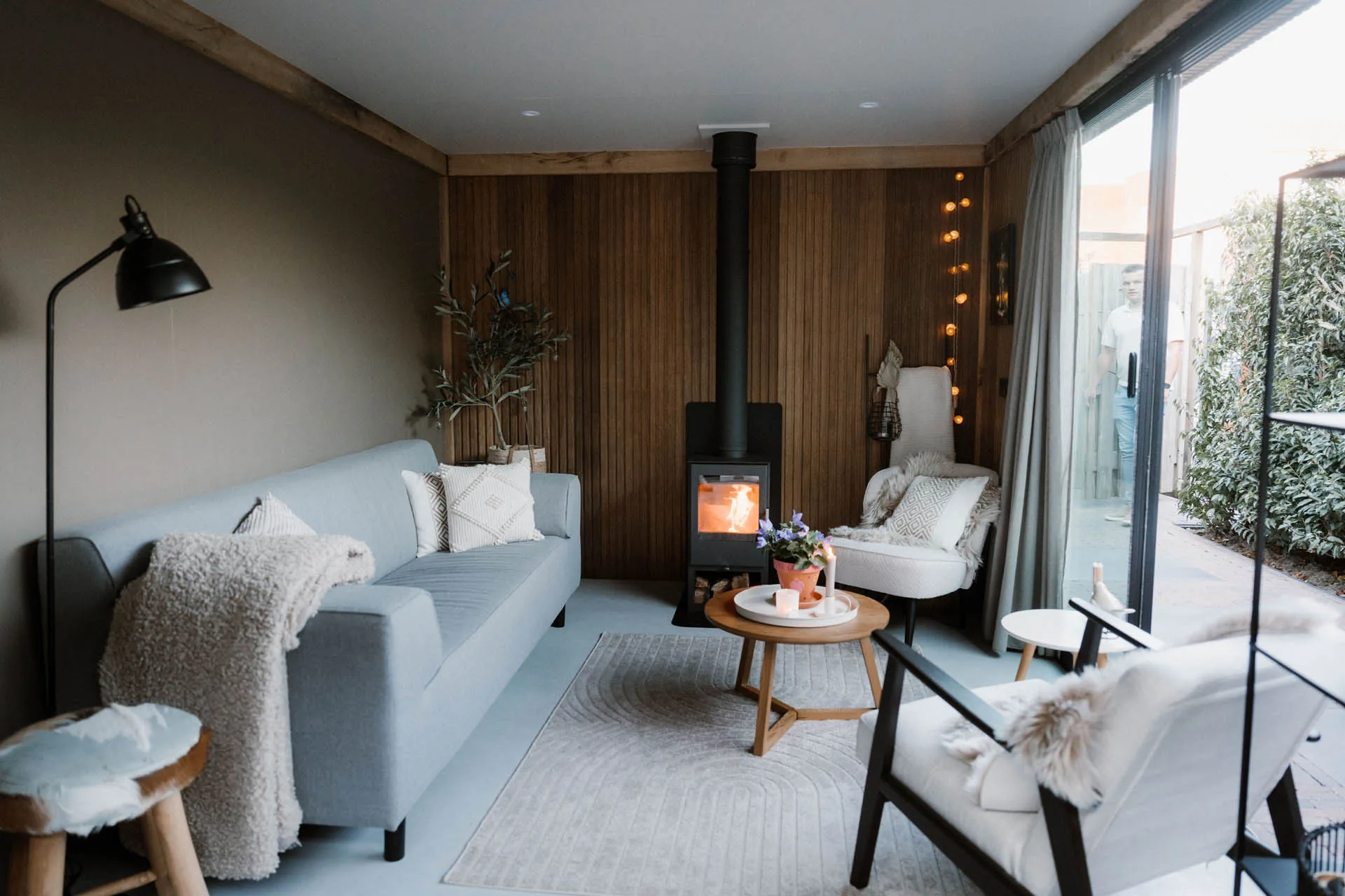 Tuinkamer met loungehoek, houtkachel en grote glaspartijen